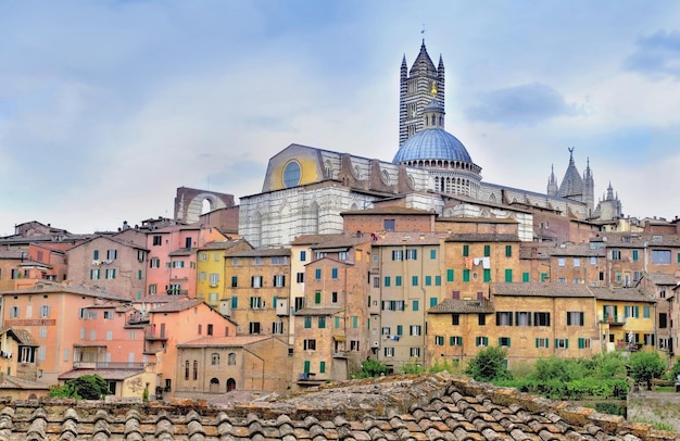 Vista sobre el edificio antiguo y la catedral de la antigua y famosa ciudad italiana de Siena