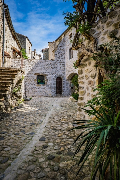 Vista sobre la estrecha pero hermosa calle adoquinada del pueblo medieval de Lanas, en Ardeche