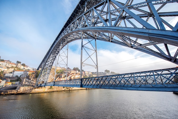 Vista sobre el famoso puente de hierro Luis durante la luz de la mañana en Oporto, Portugal