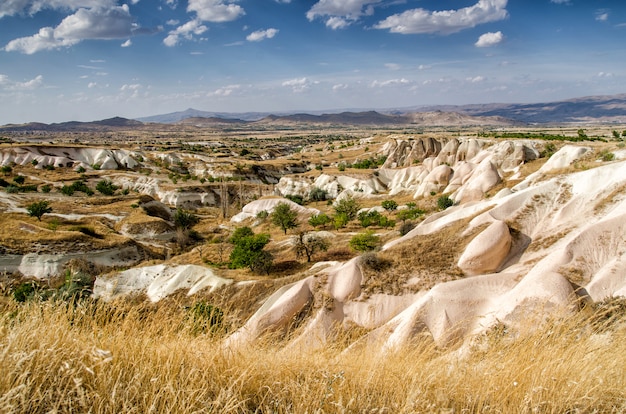 Vista sobre formações de pedra na capadócia, anatólia central, turquia