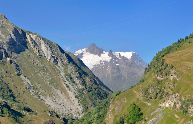 Vista sobre un glaciar del macizo del Mont Blanc entre montañas bajo un cielo azul claro en Tarentaise