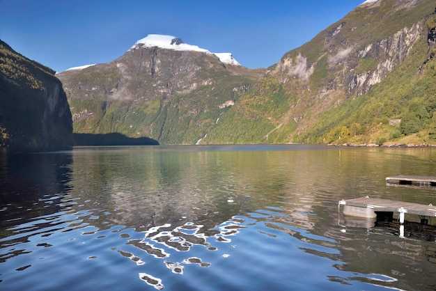Vista sobre el hermoso fiordo de Geiranger en Noruega con reflejo de la montaña en el agua
