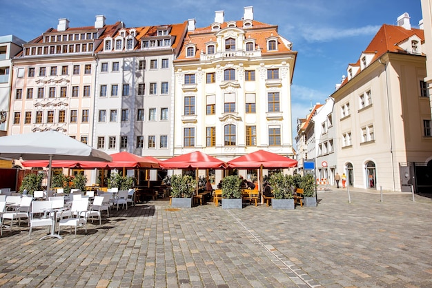 Vista sobre los hermosos edificios con terraza de café en la plaza principal de la ciudad de Dresde, Alemania