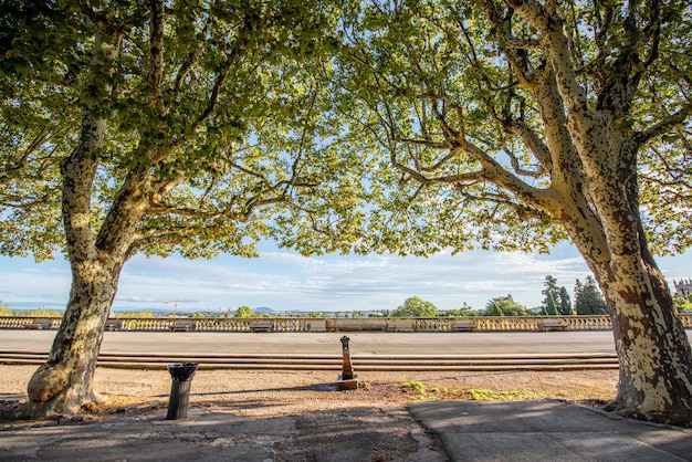 Vista sobre el jardín de Peyrou con hermosos árboles durante la luz de la mañana en la ciudad de Montpellier, en el sur de Francia.