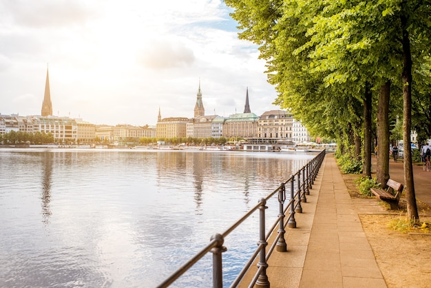 Vista sobre el lago Alster con el antiguo centro de la ciudad y el parque en Hamburgo, Alemania.