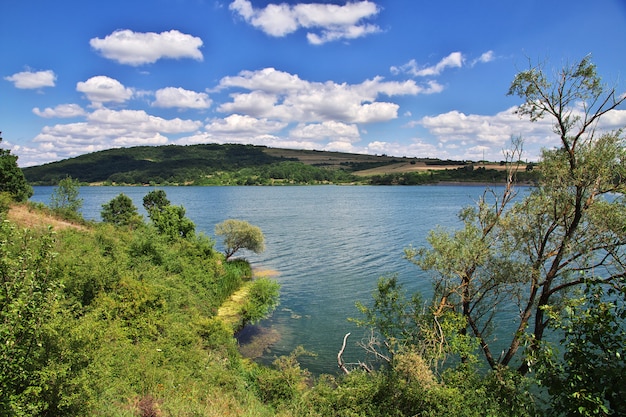 La vista sobre el lago en Bulgaria