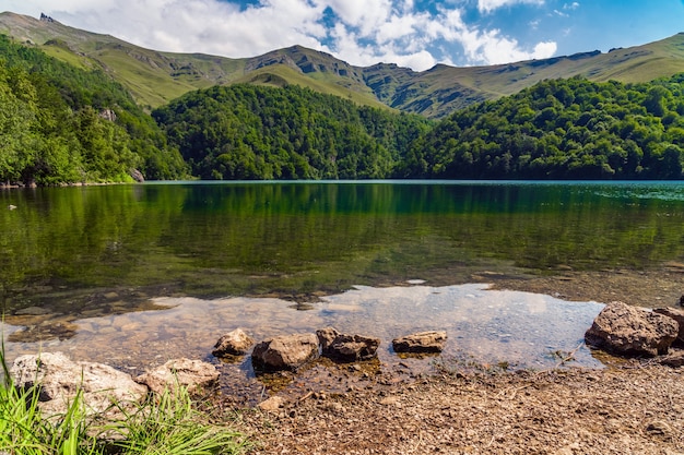 Vista sobre el lago de montaña MaralGol en Azerbaiyán