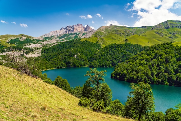 Vista sobre el lago de montaña MaralGol en Azerbaiyán