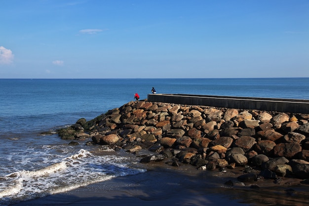 La vista sobre el mar en la ciudad de Padang, Indonesia