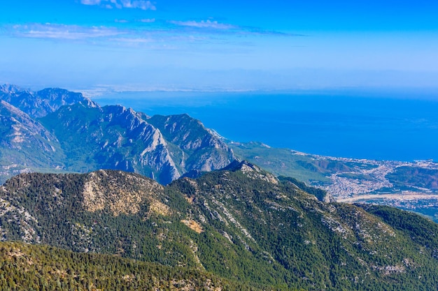 Vista sobre el mar Mediterráneo y el pueblo desde la cima de la montaña Tahtali
