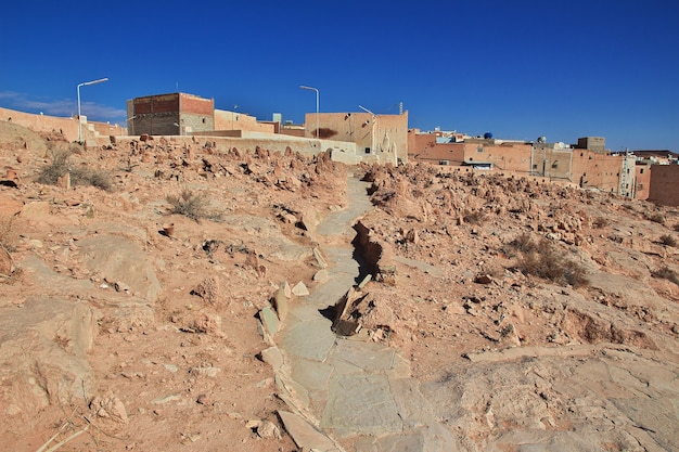 La vista sobre la medina de la ciudad de El Atteuf en el desierto del Sahara de Argelia