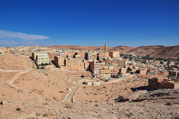 La vista sobre la medina de la ciudad de El Atteuf en el desierto del Sahara de Argelia