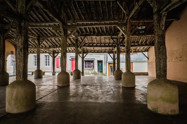 Vista sobre el mercado cubierto medieval de madera en el pueblo de Fanjeaux en el sur de Francia