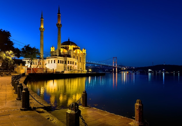 Vista sobre la mezquita de Ortakoy y el Bósforo en Estambul al amanecer, Turquía