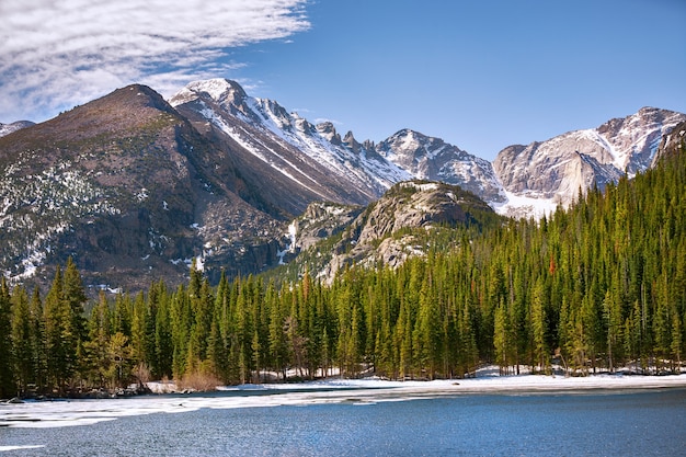 Vista sobre la montaña desde Bear Lake en el Parque Nacional de las Montañas Rocosas, Colorado, EE.