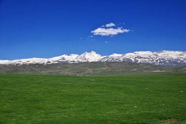 La vista sobre las montañas del Cáucaso, Armenia