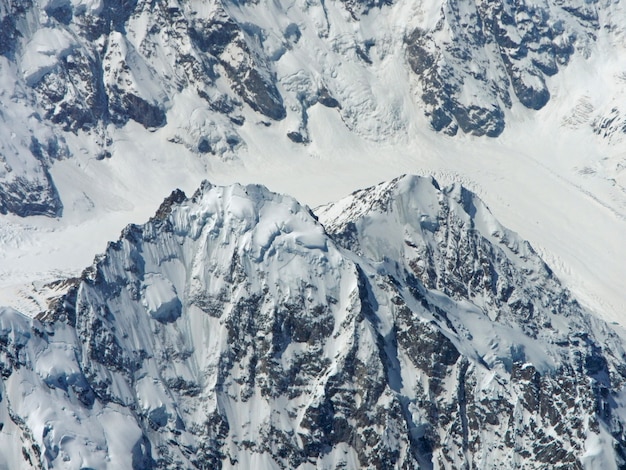 La vista sobre las montañas del Cáucaso desde el avión