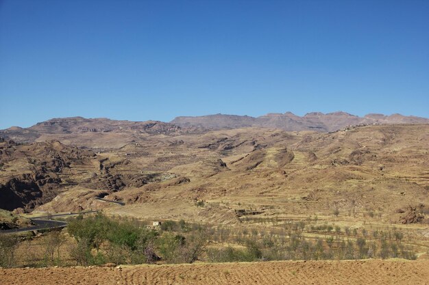 La vista sobre las montañas Yemen