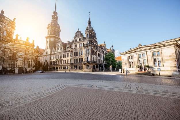 Foto vista sobre o antigo castelo com a torre hausmannsturm na cidade de dresden durante o nascer do sol na alemanha