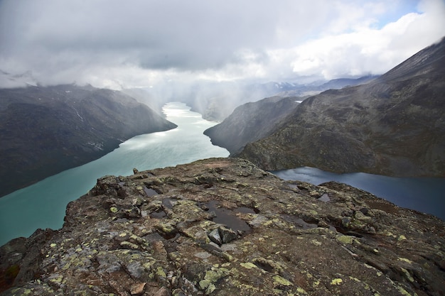 Vista sobre o lago gjende. parque nacional de jotunheimen. noruega