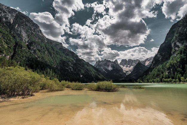 Foto vista sobre o lago para o sul nas dolomitas de ampezzo italiano lago di landro