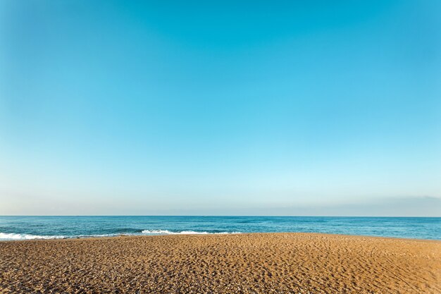 Vista sobre o oceano ou mar em azul pela manhã. Relaxamento, conceito de calma. Copie o espaço.