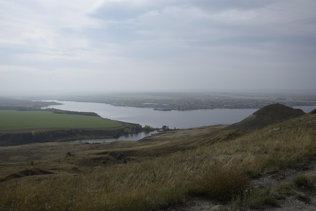 Vista sobre o panorama da paisagem do rio Volga com colinas verdes e um rio Ulyanovsk Rússia