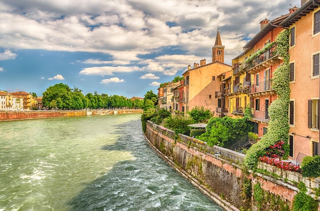 Vista sobre o rio Adige no centro de Verona Itália