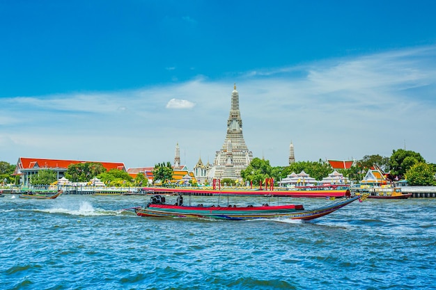 Vista sobre o rio Chao Phraya do barco de volta ao templo Wat Arun templo mais antigo em Bangkok Em foregrou