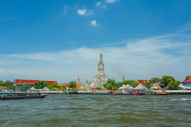 Vista sobre o rio Chao Phraya do barco de volta ao templo Wat Arun templo mais antigo em Bangkok Em foregrou