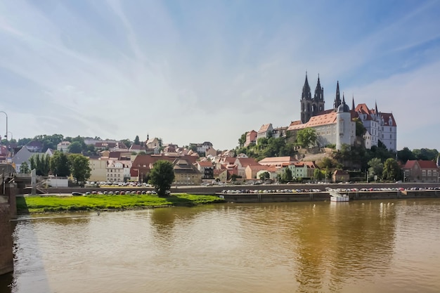 Foto vista sobre o rio elba em meissen o castelo e as torres da catedral meissner dom