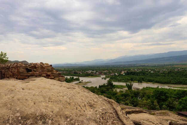 Vista sobre o rio Kura e as montanhas do Cáucaso da antiga cidade da caverna Uplistsikhe Geórgia