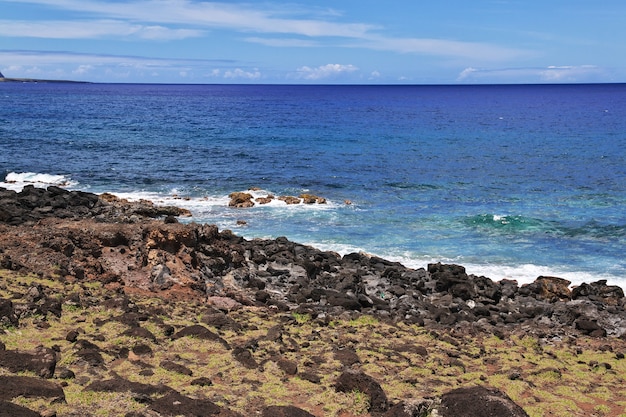 La vista sobre el océano Pacífico en Rapa Nui Isla de Pascua de Chile