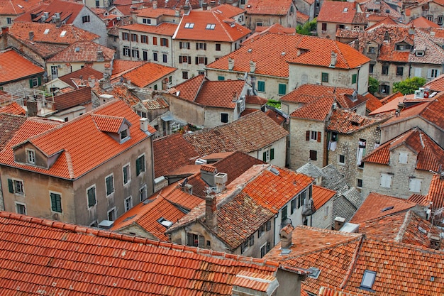 vista sobre os telhados de telhas vermelhas da cidade velha de Kotor