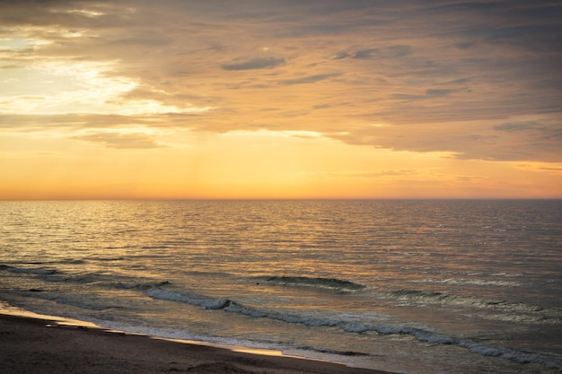 Vista sobre el paisaje de la puesta de sol en la playa Concepto de viajes y turismo