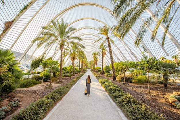 Vista sobre el parque moderno con una mujer caminando en la ciudad de Valencia, España