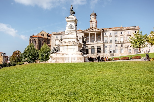 Vista sobre la plaza Infante Dom Henrique en la ciudad de Porto, Portugal