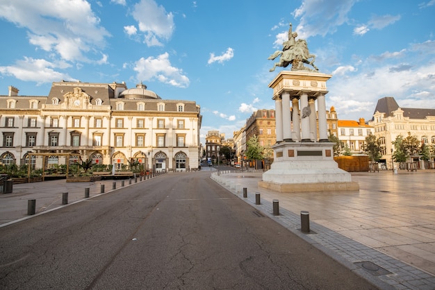 Vista sobre la plaza Jaude con estatua durante la puesta de sol en la ciudad de Clermont-Ferrand en el centro de Francia