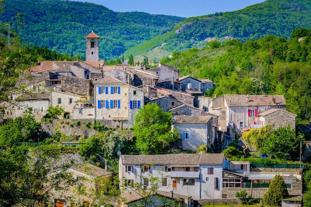 Vista sobre el pueblo medieval de Coux en Ardeche, al sur de Francia.