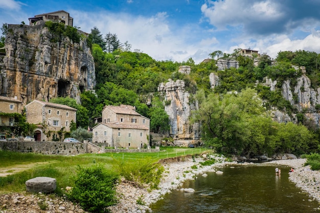 Vista sobre el pueblo medieval de Labeaume y el cañón del río Ardeche en el sur de Francia.