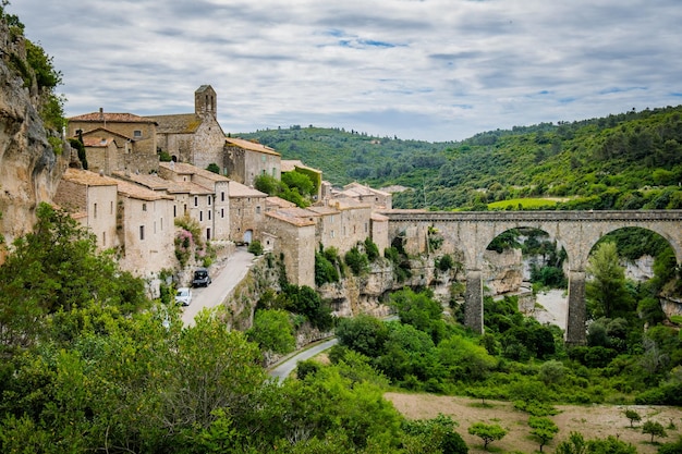 Vista sobre el pueblo medieval de Minerve y el cañón circundante en el sur de Francia (Herault)