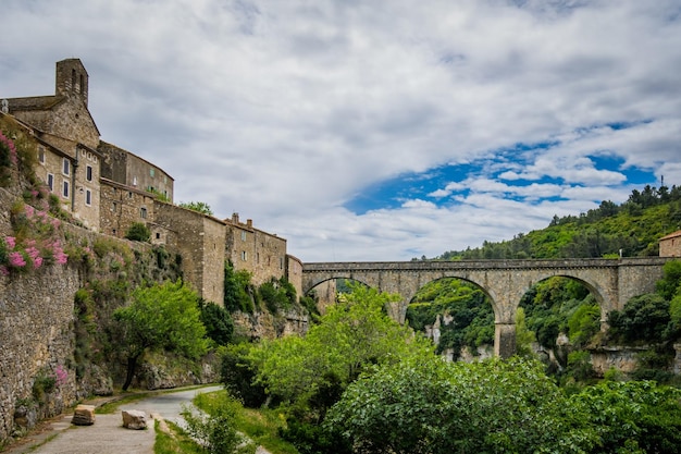 Vista sobre el pueblo medieval de Minerve y el cañón circundante en el sur de Francia (Herault)