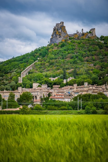 Vista sobre el pueblo medieval de Rochemaure y su fortaleza en el sur de Francia (Ardeche)