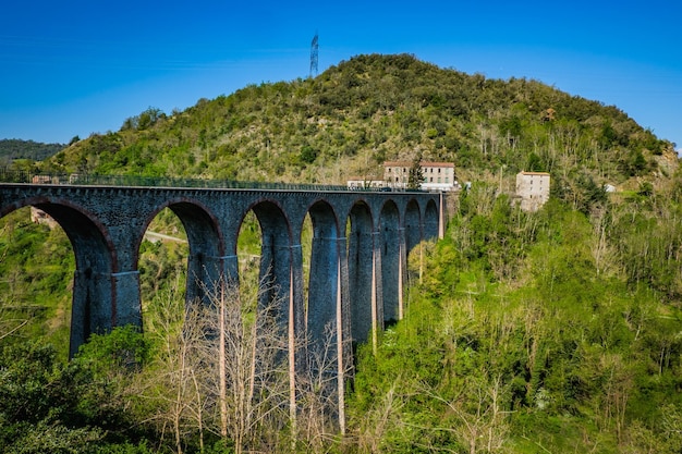 Vista sobre el puente Duzon sobre el río Duzon en Ardeche (Francia)