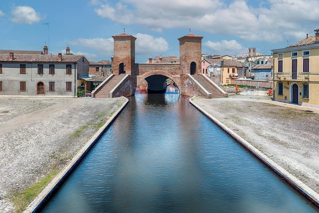 Vista sobre el puente Trepponti, un punto de referencia icónico en Comacchio, Italia