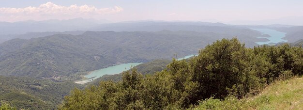 Vista sobre la región del río Kalaritikos Tzoumerka y montañas en un día soleado de verano Grecia montañas Pindos