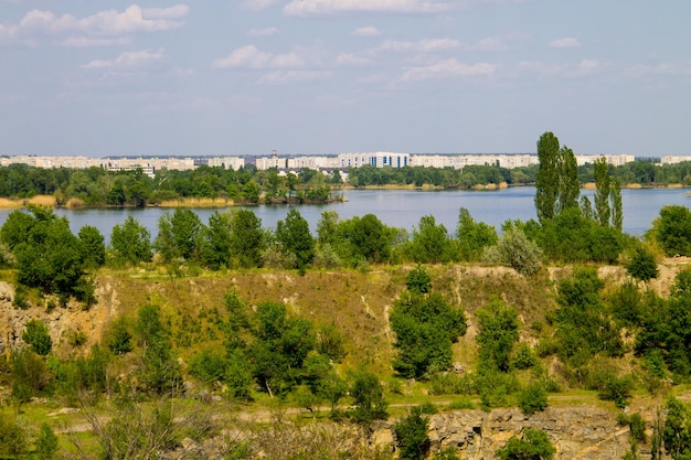 Vista sobre el río Dnieper y la ciudad de Komsomolsk