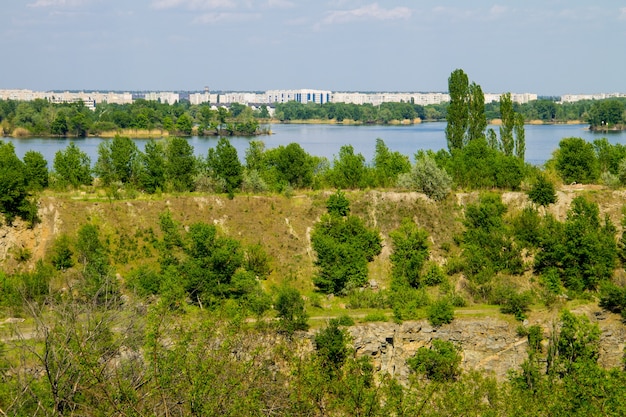 Vista sobre el río Dnieper y la ciudad de Komsomolsk