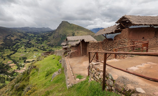 Vista sobre ruínas da antiga vila do inca. Pisac. Cusco. Peru. Andes