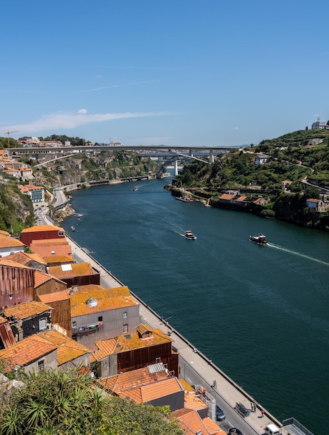 Vista sobre los techos hasta el río Duero desde las vías del tren en Ponte Luis en Oporto